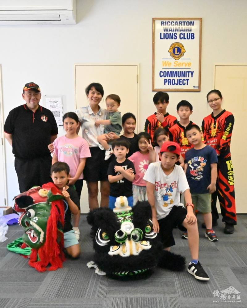 醒獅團與華興中文班暑期學生及主任方婷儀（後排左三）合影