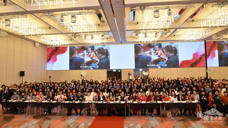 鄭文燦、徐佳青及全體與會世華姐妹合影