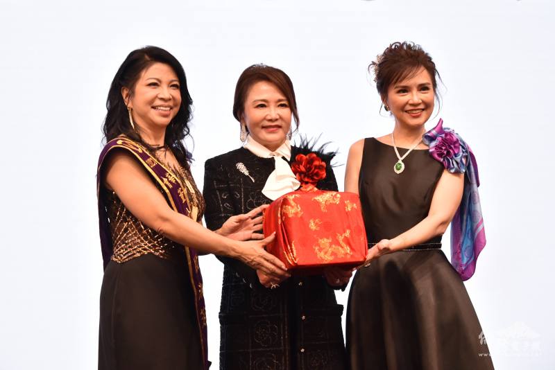 世華總會長莊住維(中)主持交接儀式，由歐淑芳交接印信給林瑟宜