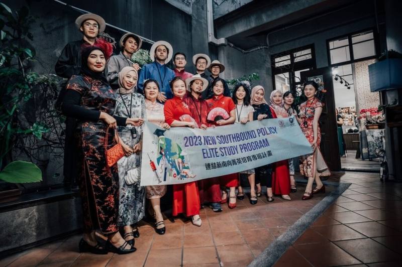 台北醫學大學為新南向菁英專班學生安排文化體驗，學員換上傳統旗袍，在專業老師的導覽下走訪大稻埕，彷彿穿越時空。（北醫大提供）