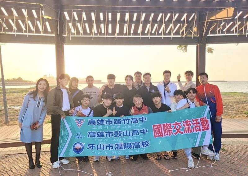 高雄市鼓山高中、路竹高中與韓國牙山市溫陽高中15日簽訂姊妹校，韓國訪問團在訪台期間也走訪高雄知名景點，體驗高雄風俗人情。（高雄市教育局提供）