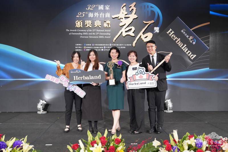 楊秀偉帶領團隊出席頒獎典禮