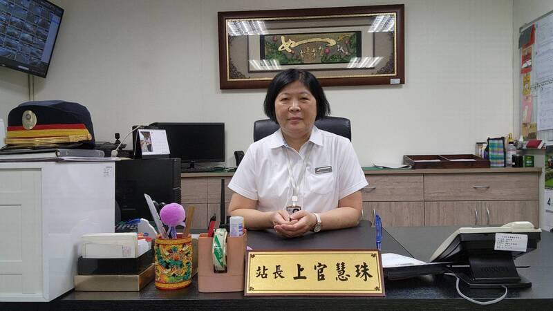 台灣鐵路公司15日舉辦高雄站長交接儀式，卸任站長上官慧珠為屆齡退休，她創下台鐵不少紀錄，不僅是首名女性站長，也是首任新左營車站站長，更是全台僅4個特等站的首名女站長。