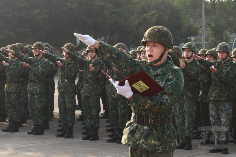 陸軍步兵第101旅常備兵役軍事訓練第190梯開訓典禮，宣誓代表帶領全體訓員齊聲立誓。（陸軍第十軍團提供）