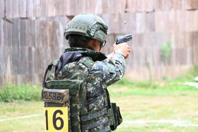 陸軍裝甲586旅聯兵三營日前接受陸軍司令部體能戰技測驗。（陸軍第十軍團提供）