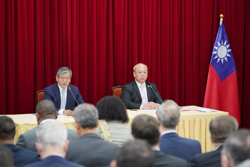 外交部政務次長謝武樵及中央選舉委員會副主任委員陳朝建答覆駐台使節及代表的踴躍提問。