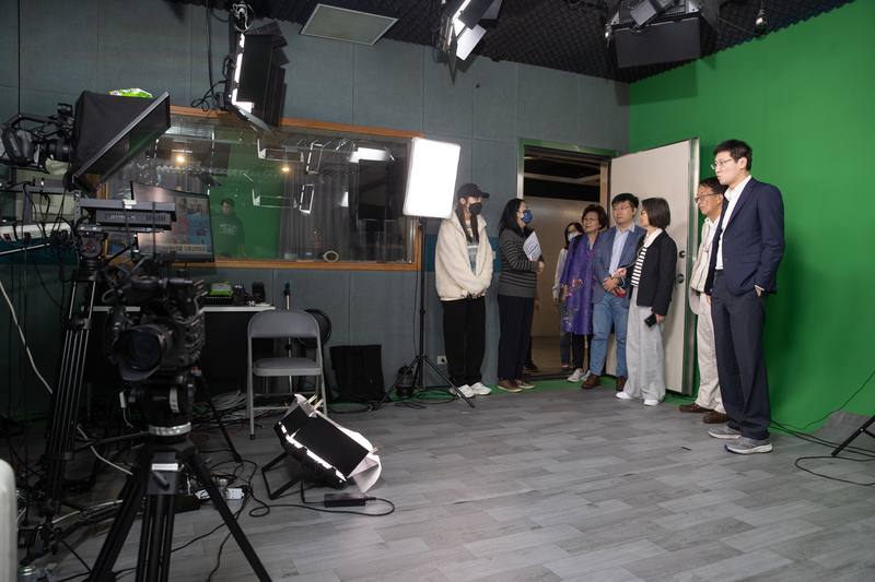 海外自媒體觀選團17日下午拜會中央社，在進行座談與交流後，參觀影音中心攝影棚