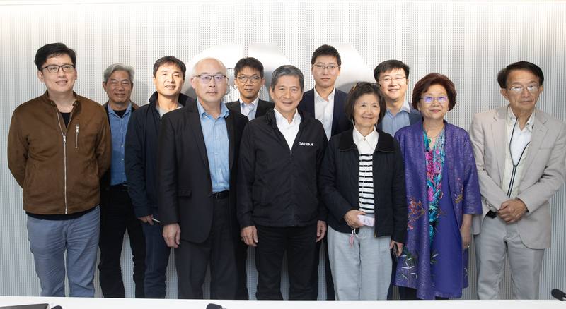 海外華人自媒體觀選團17日下午拜會中央社，訪團成員悉尼奶爸（後排右）、公子沈（後排右2）、律師盧正邦（前排右起）、僑務委員陳秋燕、旅澳媒體人蘇拾瑩和中央社董事長李永得、副社長陳正杰等人合影