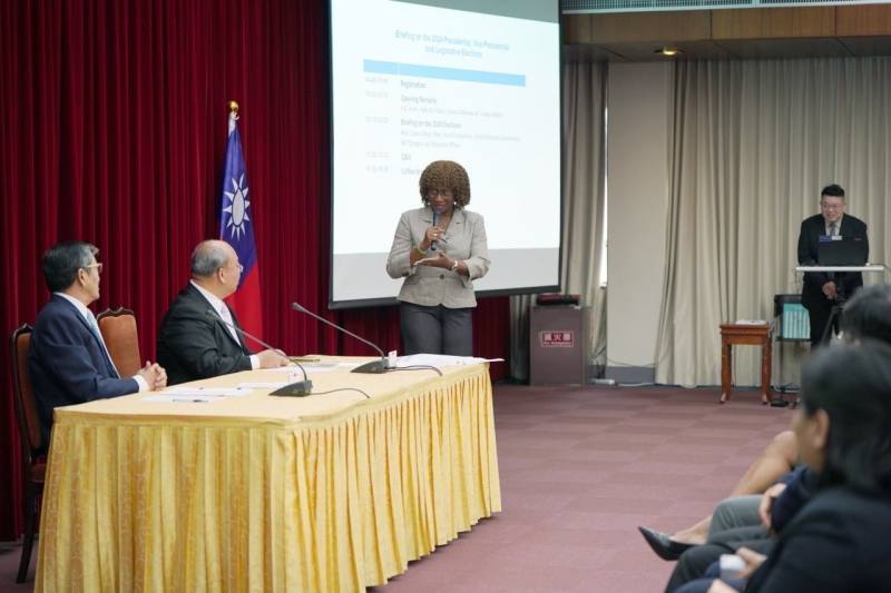 駐台使節團團長暨聖文森及格瑞那丁駐台大使柏安卓（Andrea Clare Bowman）表達友邦對台灣的堅定支持。