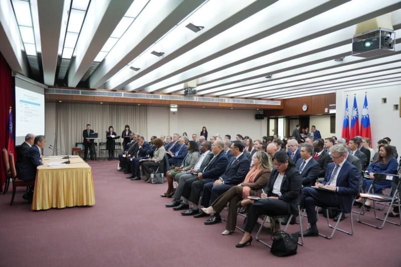 外交部政務次長謝武樵主持選舉結果說明會，邀請中央選舉委員會副主任委員陳朝建列席，現場約70位駐台使節及代表出席。