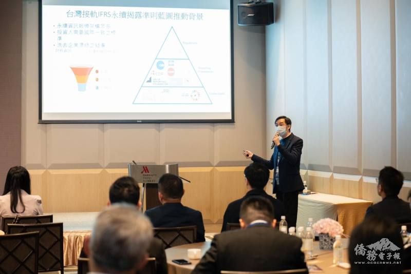 南昌菱光科技有限公司董事長王恩國(立者)分享「臺灣公司治理歷程及未來發展目標」