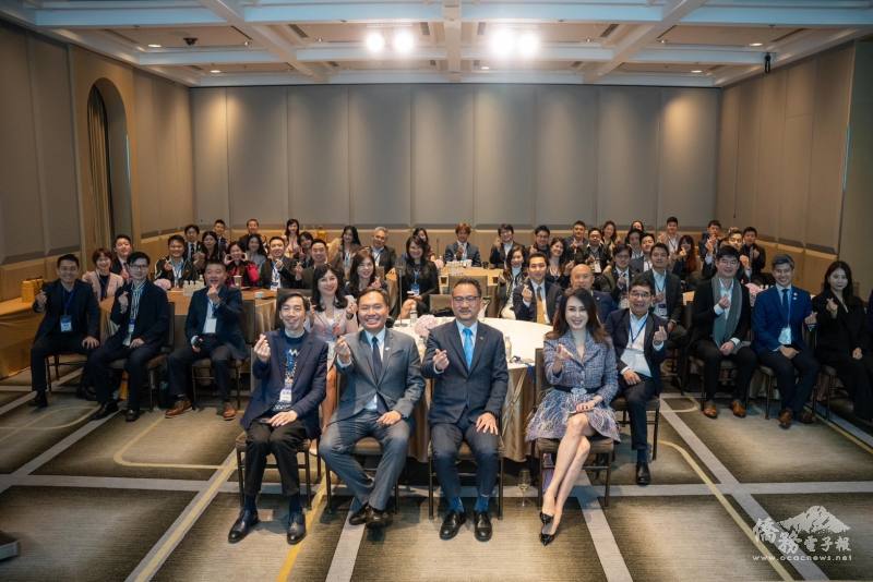 阮昭雄(前排右2)、北美洲臺灣商會聯合總會青商部會長林維洋(前排左2)、中華藝術文化交流推廣協會會長林蘭芷(前排右1)、南昌菱光科技有限公司董事長王恩國(前排左1)與現場青商合影