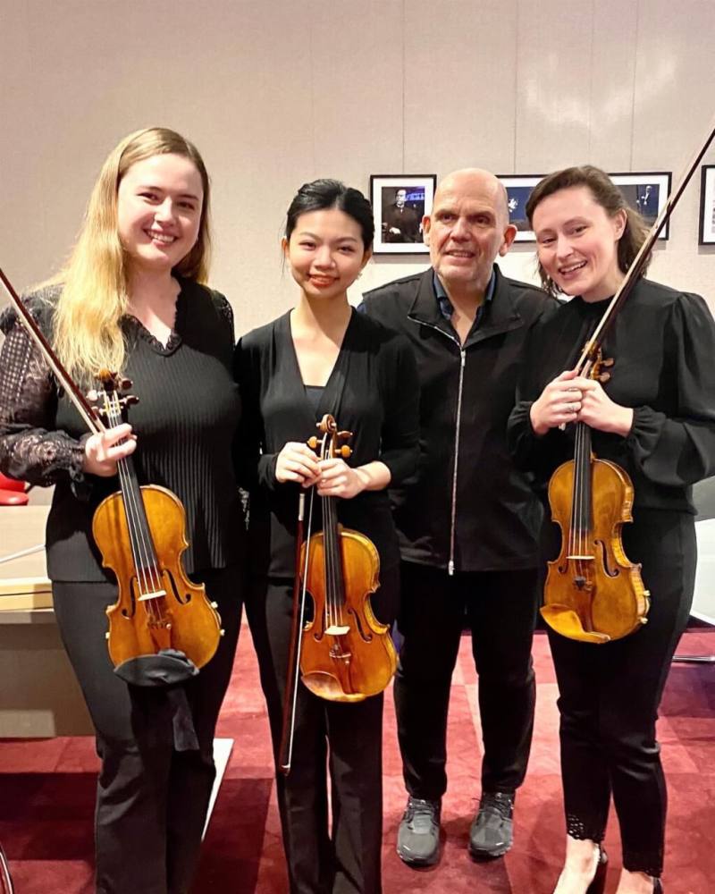 在紐約愛樂音樂總監梵志登（右2）宣布下，來自台灣的29歲小提琴家黃薏蓉（左2）正式拿到紐約愛樂團員終身職，追夢成真。（黃薏蓉提供）