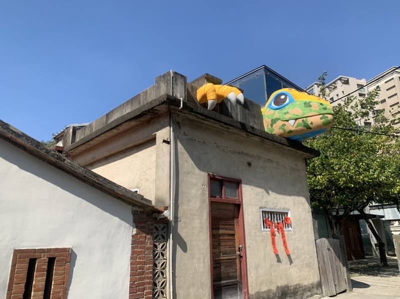 新竹縣政府在新瓦屋客家文化保存區辦「2024新瓦屋福客慶豐年」裝置藝術展，呈現14組與龍有關的藝術裝置，將自20日起展出至2月29日，歡迎民眾一起來尋龍。