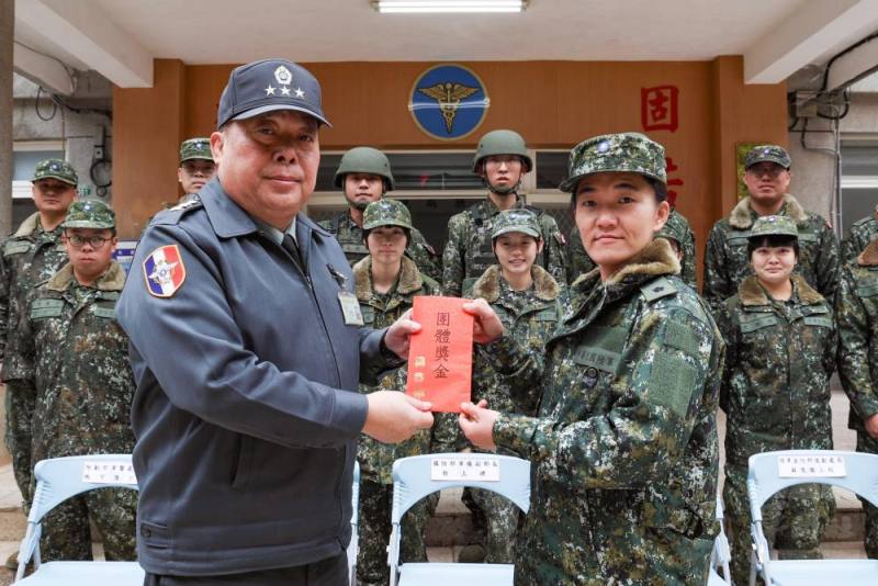 徐副部長代表邱部長犒慰官兵辛勞與付出。（軍聞社記者黃劭恩攝）