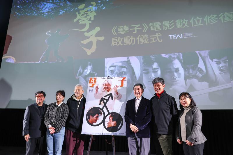 國家電影及視聽文化中心17日舉行記者會，宣布啟動經典電影「孽子」數位修復重映計畫，董事長褚明仁（左）邀請原著小說作者白先勇（右3）、導演虞戡平（右2）、演員蘇明明（左2）、製片吳功（左3）等人一同出席見證。