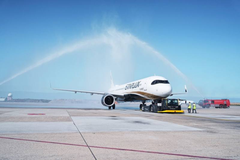 星宇航空泰國第2航點「清邁」18日首航，首航班機在桃園出發及抵達清邁後進行灑水儀式。（星宇航空公司提供）