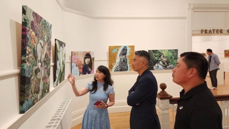 呂明澤參觀旅澳畫家林昕Bloom Like Flowers畫展