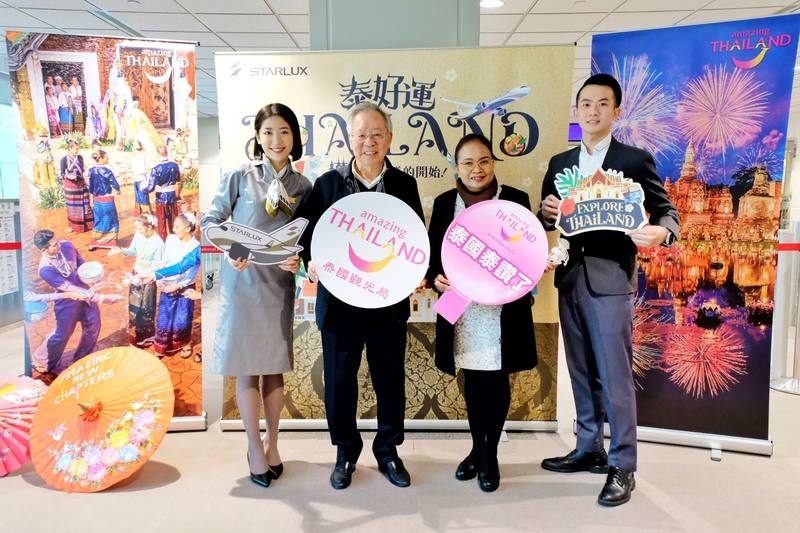 星宇航空泰國第2航點「清邁」18日首航，泰國觀光局台北辦事處長莎莉蔓（Sarima Chindamat）（右2）表示，很開心台泰航班陸續恢復，且航線增加很多，泰國政府也開放免簽證方便民眾成行，除了大家常去的曼谷，也推薦周圍的城市像是清邁等很多特色景點。
