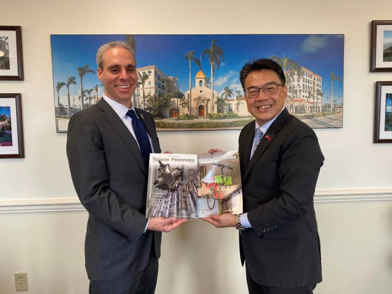 駐邁阿密台北經濟文化辦事處處長周啟宇與博卡拉頓市市長Scott Singer合影