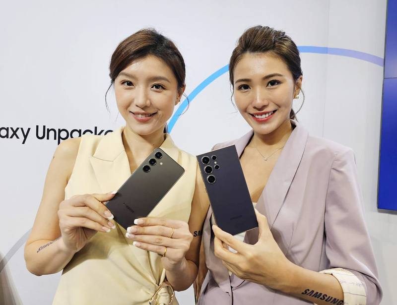 三星正式發表旗艦S24系列，除了鏡頭規格升級，導入通話即時語音與文字翻譯、語音轉錄文字、AI搜尋圈等功能是最大亮點，也為今年各品牌的AI手機大戰吹響號角。