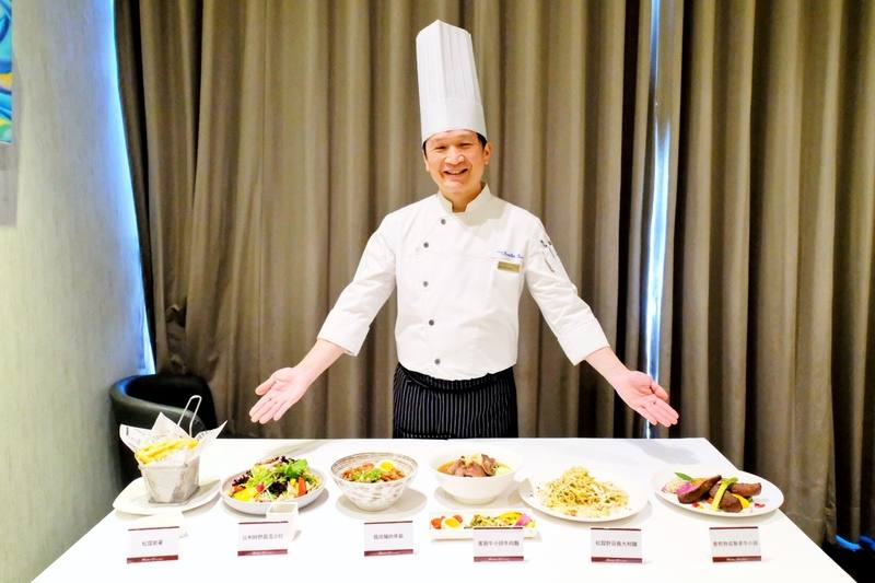 昇恆昌免稅商店在桃園國際機場第一航廈餐廳推出全新菜單，打造桃機唯一吃得到明火香煎熟成無骨牛小排的餐廳，更推出醬燒豬肉丼飯、松露野菇義大利麵、牛小排牛肉麵、溫沙拉等新菜色，盼讓不同國籍及客層的旅客都能在桃機享受優質餐飲服務。