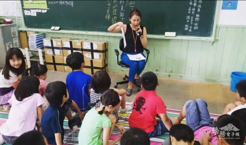 馬治瑜在海外僑校教臺灣孩子學習中文