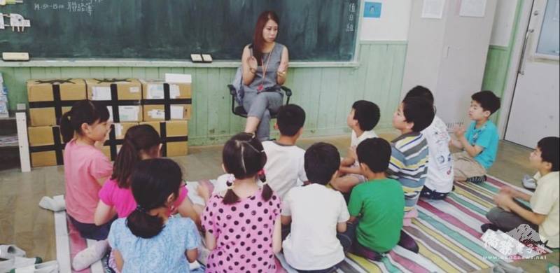 馬治瑜在海外僑校教臺灣孩子學習中文