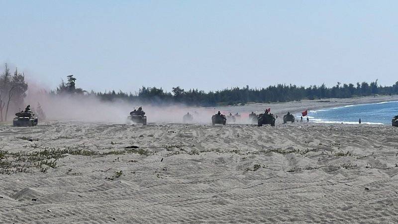 圖為漢光演習在台東知本海邊模擬敵軍登陸海灘，第二作戰區戰車和運輸車快速打擊，阻斷敵軍登陸台東。