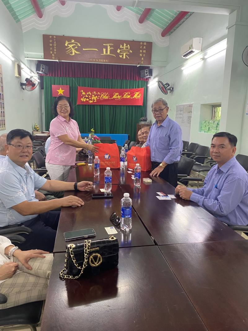 越南臺灣客家聯誼會會長賴瑞嫦代表「越南臺灣客家聯誼會」拜訪「越南客家崇正會」共同探討如何深化兩地客家人之間的聯繫