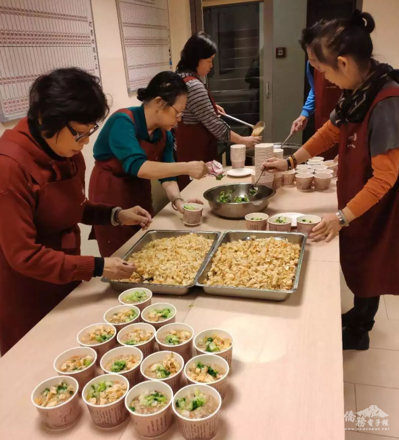 佛光會的義工們在佛光山五觀堂的廚房中忙碌地準備著臘八粥
