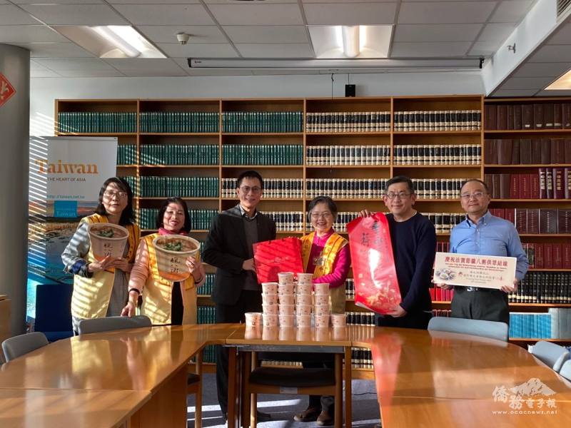 維也納佛光會會長林玉嬌(右三)、督導邱鈺雯(左二)及副會長趙明明(左一)帶著由佛光會義工親手製作的暖心臘八粥前來代表處拜訪，由代表處組長唐復民(左三)負責接待。