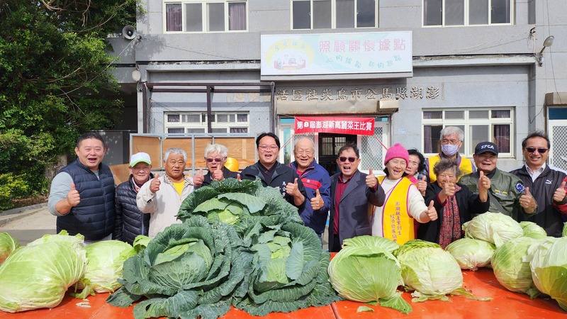 澎湖馬公烏崁社區21日舉辦「新高麗菜王比賽」，馬公市長黃健忠（左5）等人出席，與農民及碩大高麗菜合影