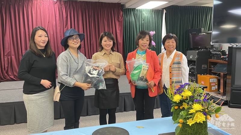 橙縣文教中心主任蕭蓓如與世華橙縣分會代表致贈紀念品給講師鍾英蘭