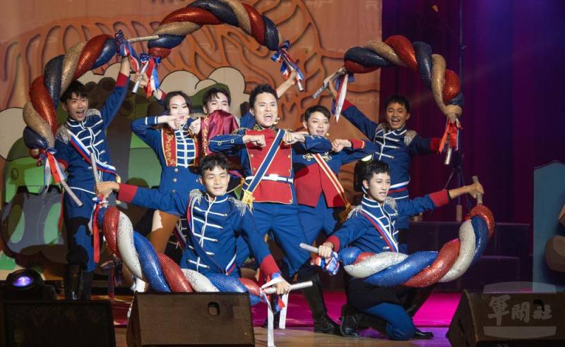 藝工隊揭開活動序幕，場面熱鬧歡欣