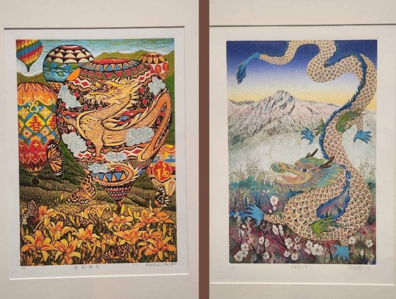 中華民國第39屆版印年畫特展6件首獎作品各有特色，圖左林淑芬〈龍翔福至〉，圖右為游雅蘭〈玉龍嬉山行〉(江昭倫 攝)