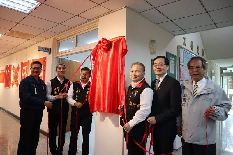 台灣自來水公司第九區管理處22日上午舉行50週年慶暨水資源文物館揭牌儀式，處長李慶興（左）與來賓共同揭牌
