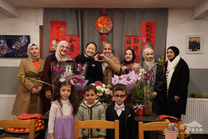 老師周如意領著學生和同仁，舉辦了一場熱鬧的春節慶祝活動，讓大家共享團圓的時刻，同時深刻感受中華文化的魅力