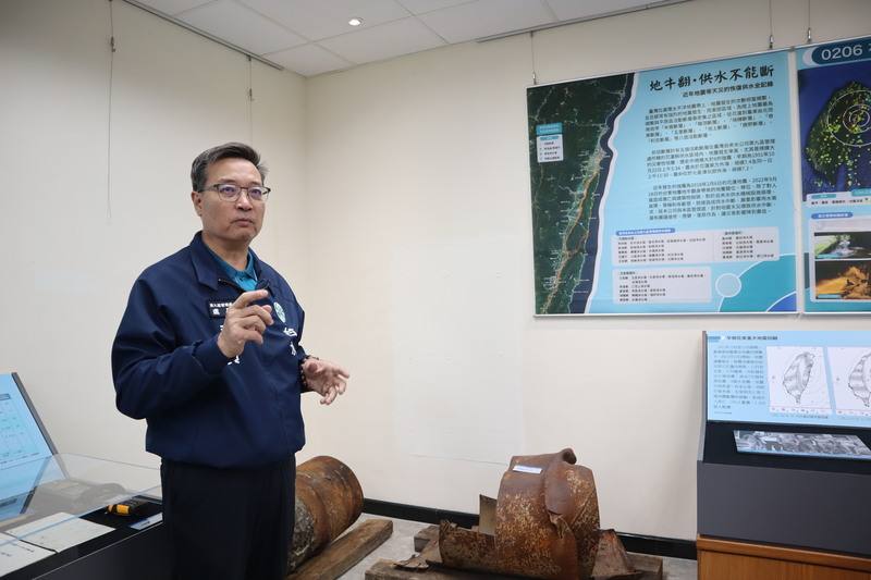 台灣自來水公司第九區管理處50週年慶，22日舉辦「活力台水-花蓮自來水園區知性之旅」，上午也為「後山水起水資源文物館」揭牌，由處長李慶興（圖）說明花蓮0206地震救災影像記錄等