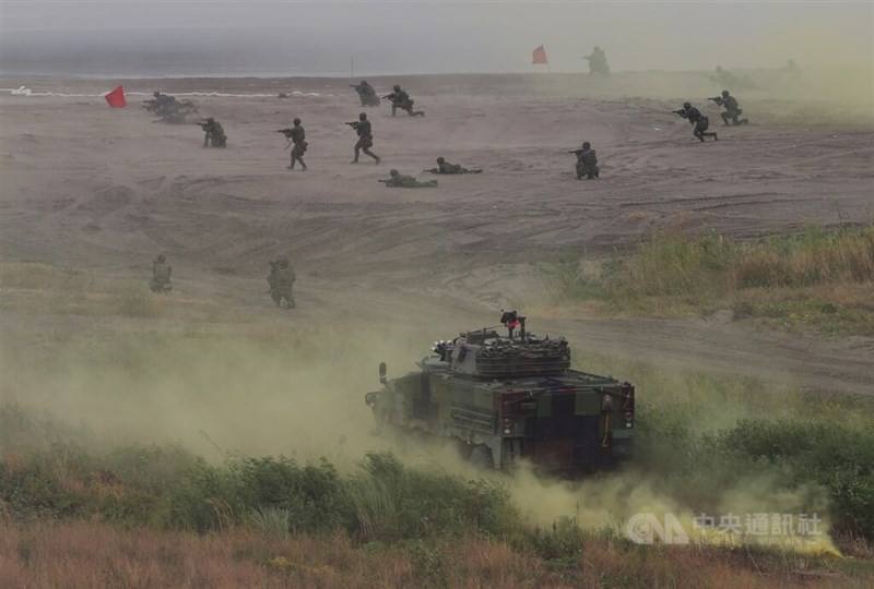 Taiwanese soldiers practice securing a beachhead during the annual Han Kuang military exercises in 2023. (CNA)