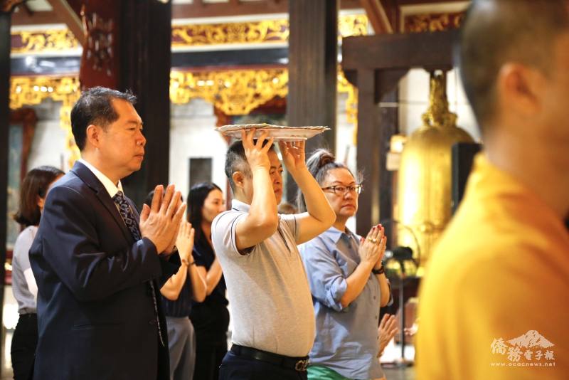 祈福法會由許玉林帶領臺灣僑領點燃香燭，融合佛教儀式及越南民俗文化