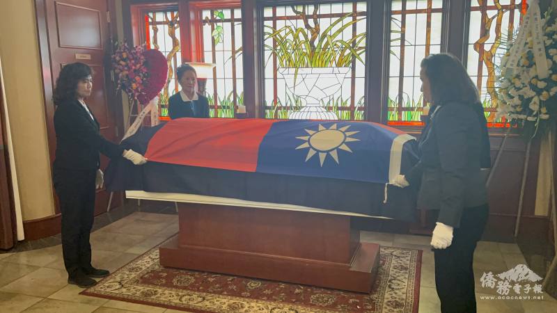 沈慧的棺木上覆蓋著國旗及黨旗