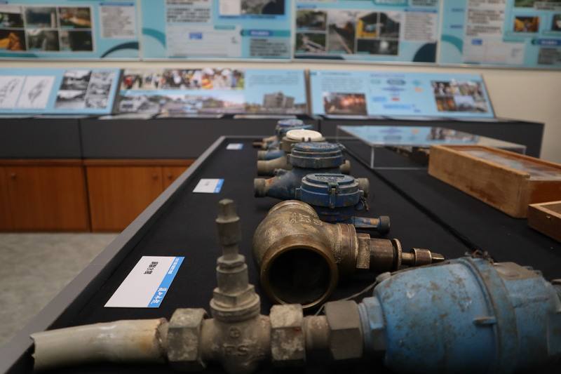 台灣自來水公司第九區管理處22日舉行50週年慶暨水資源文物館揭牌儀式，文物館典藏展示文物，包括戰後初期的工作帽、水號牌，和不同階段的抄錶、水質檢驗器具等