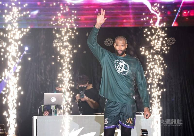 Former NBA star DeMarcus Cousins enters the Taoyuan Arena as a starting member of the Taiwan Beer Leopards on Sunday. CNA photo Jan. 20, 2024
