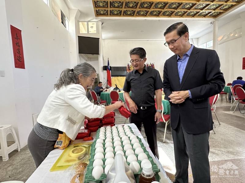 曹立傑參觀美食攤位與僑胞同樂