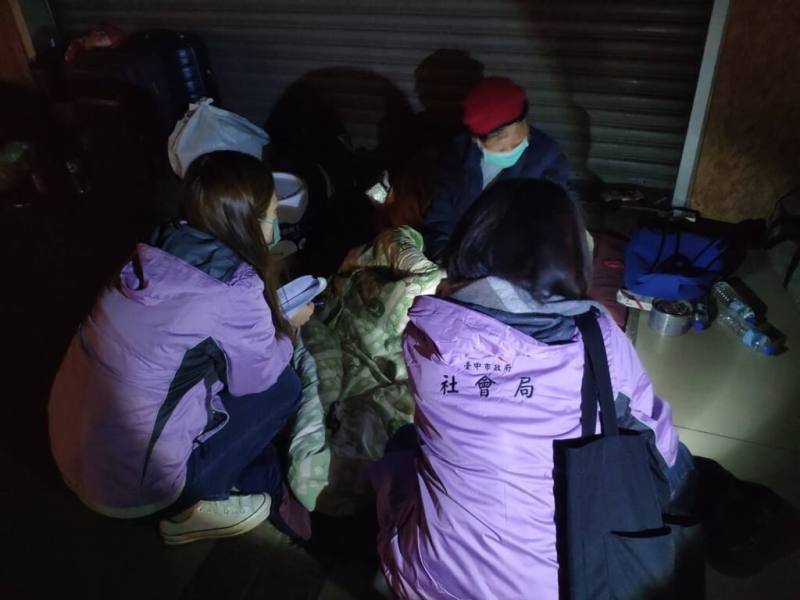 寒流來襲，台中市社會局啟動低溫關懷，遊民小組22日晚間前往車站和公園等街友露宿區域訪視街友，發放禦寒物資。（台中市政府提供）