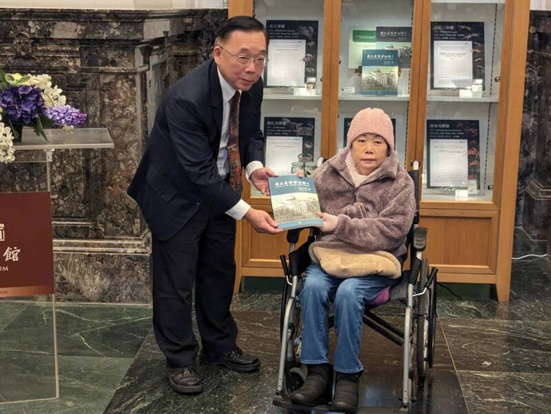 國立台灣博物館退休副研究員王嘉祥生前致力螃蟹研究，曾促成台灣與新加坡2地學術交流，並發表「台灣螃蟹名錄」。台博館館長洪世佑（左）22日致贈「國立台灣博物館學刊」王嘉祥副研究員紀念論文專輯予王嘉祥遺孀林淑芳（右）。