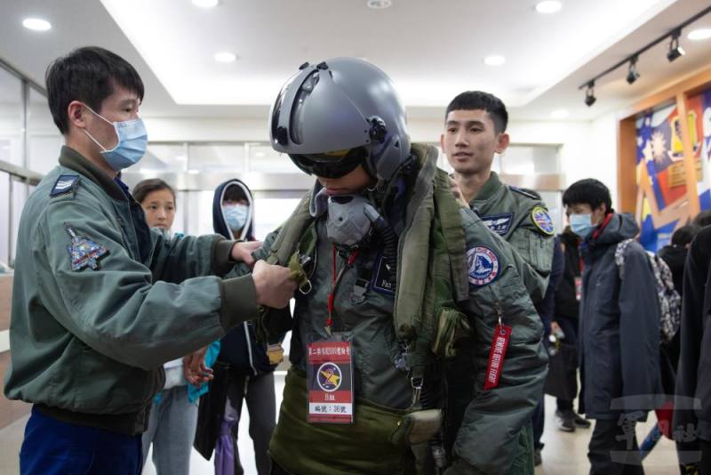 空軍第二聯隊舉辦全民國防寒戰營，讓青年學子認識國防事務。（軍聞社記者蔡枋澐攝）