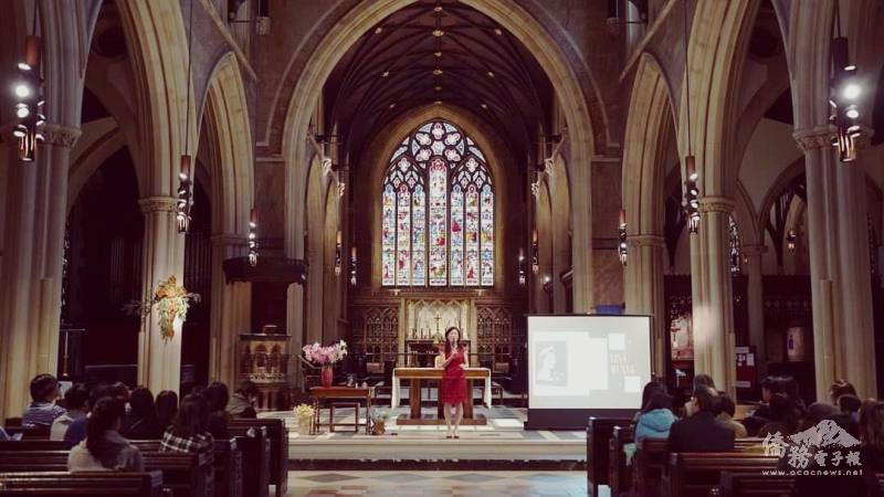 在百年教堂的氣氛下，Lisa以迷人的說書方式帶領讀者進入英國文化與皇室故事的殿堂