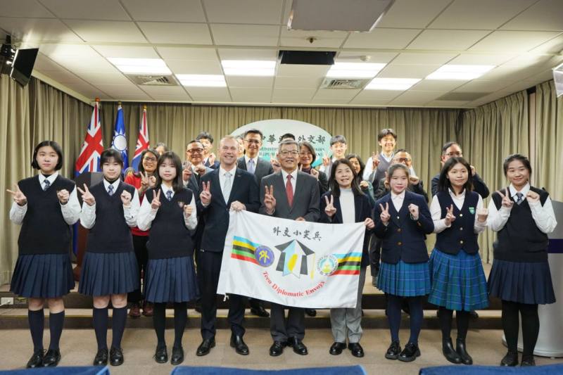 112年外交小尖兵出訪代表團合照。